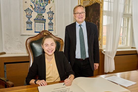 Auf Einladung von OB Starke trägt sich Sprint-Europameisterin Gina Lückenkemper ins Goldene Sportbuch Bambergs ein