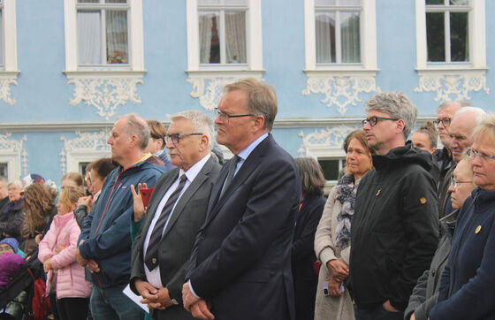 Heinz Kuntke und Andreas Starke während der Kranzniederlegung zum 8.5.24 auf der Unteren Brücke