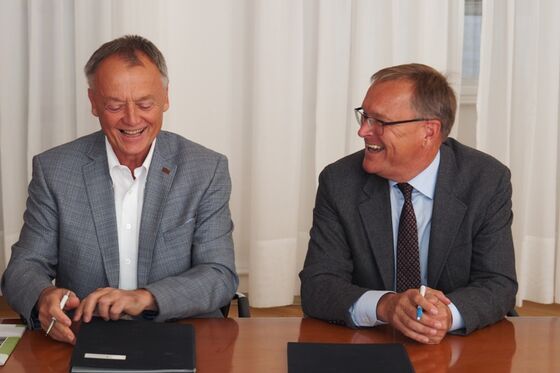 Michael Ullrich, Geschäftsführer des Studentenwerks Würzburg und OB Andreas Starke bei der Vertragsunterzeichnung